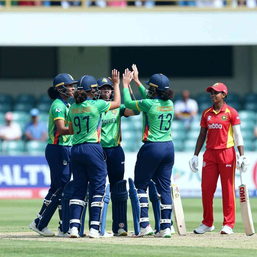 রায়পুরের দ্বাদশ ওভার: শেফালি ভার্মার থুতনিতে লেগে যাওয়া বল, ছুড়ে ফেলা বল আর এক ডিমেরিট পয়েন্টের ছোট্ট হিসাব